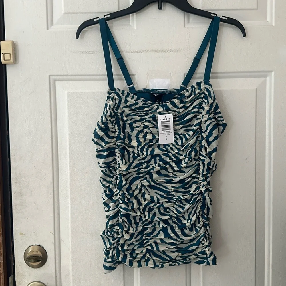 TORRID Stretch Mesh Cropped Shirred Cami: ZEBRA (BLUE/WHITE: NWT: SIZE 0 (L)